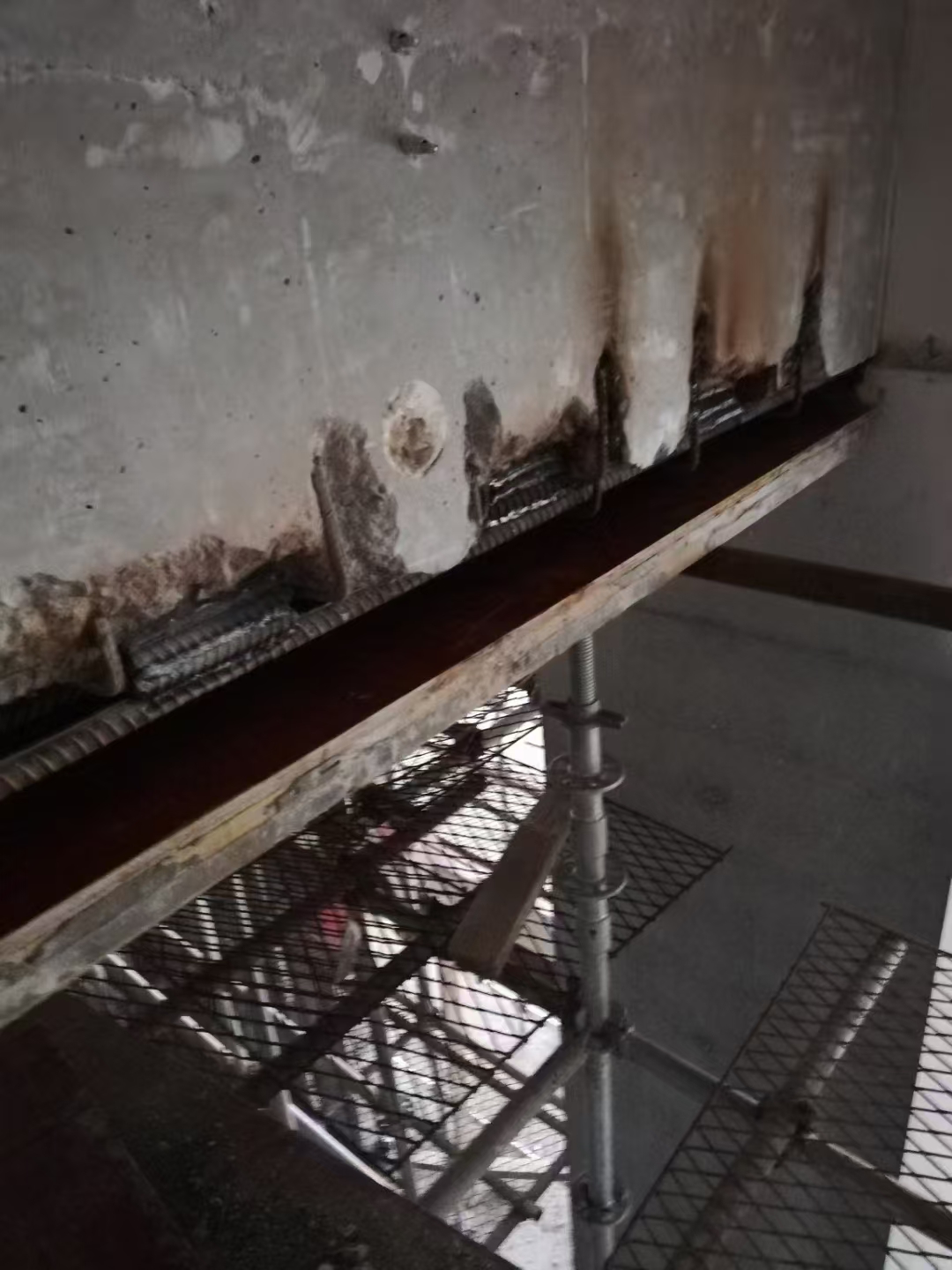阳泉梁钢筋少了怎么加固